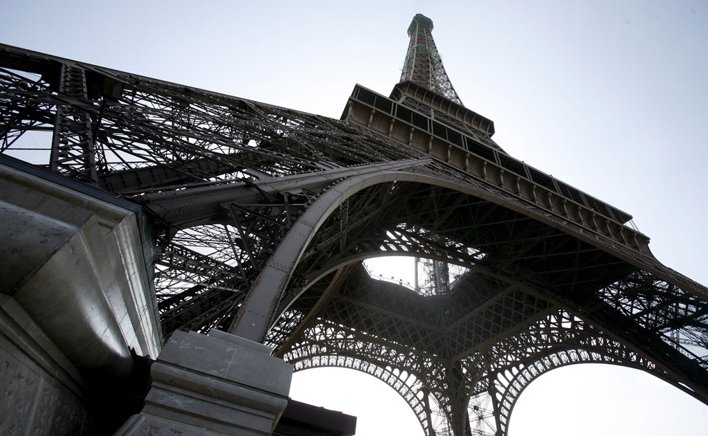 Cierran Torre Eiffel; trabajadores van a protesta por reforma laboral