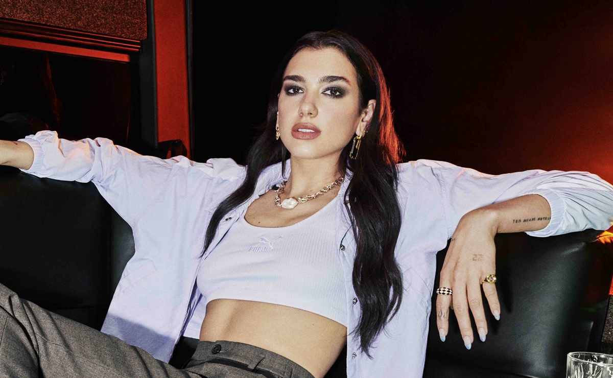 Dua Lipa y el top deportivo braless con el que impactó en sesión 