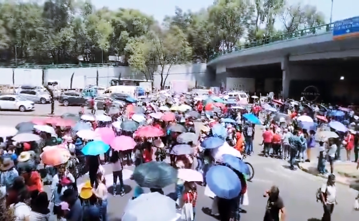 Manifestantes bloquean ambos sentidos de Circuito Interior a la altura de la Estela de Luz