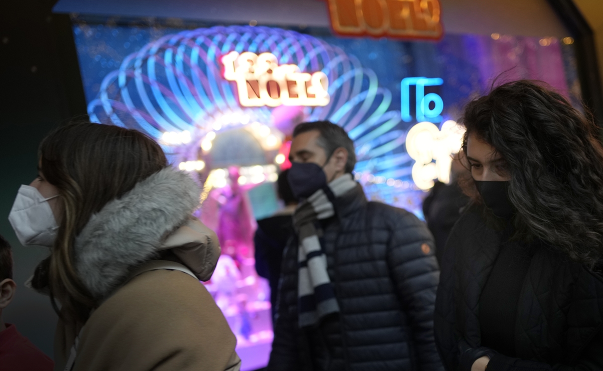 Francia cierra bares durante un mes y limita festejos, ante avance de Covid-19