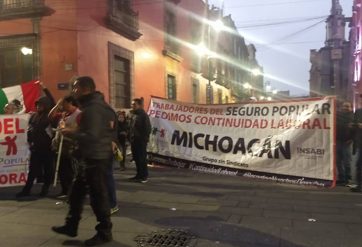 Extrabajadores del Seguro Popular se manifiestan en Palacio Nacional