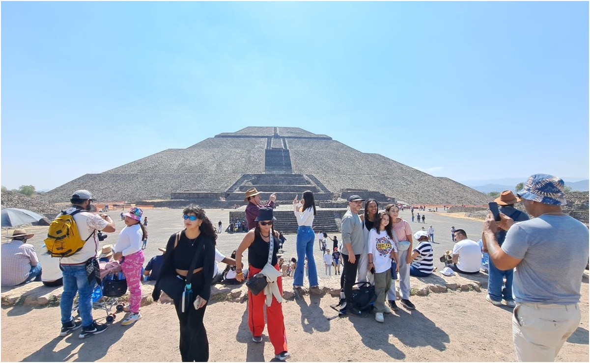 FOTOS: Así viven nacionales y extranjeros el Eclipse Solar 2024 en Teotihuacán