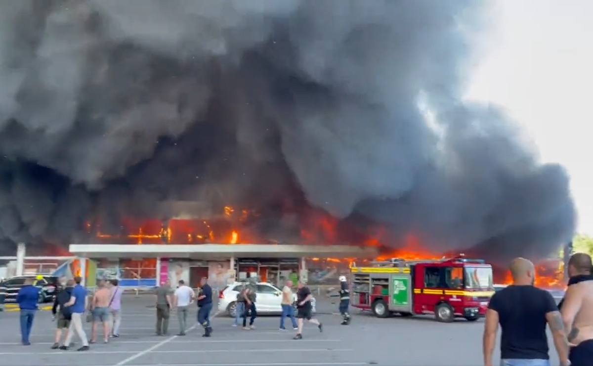 Zelensky califica de ataque terrorista el bombardeo a centro comercial