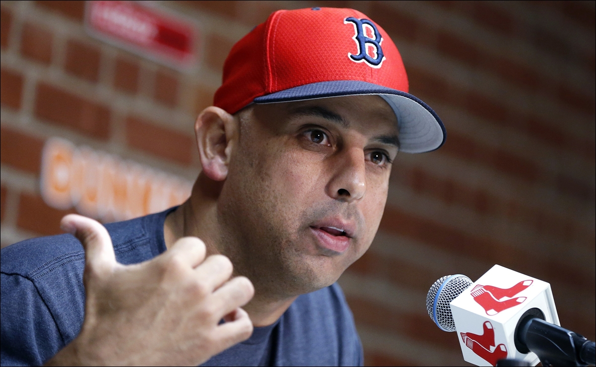El escándalo de robos de señales en MLB se encrudece; Alex Cora, fuera de Red Sox