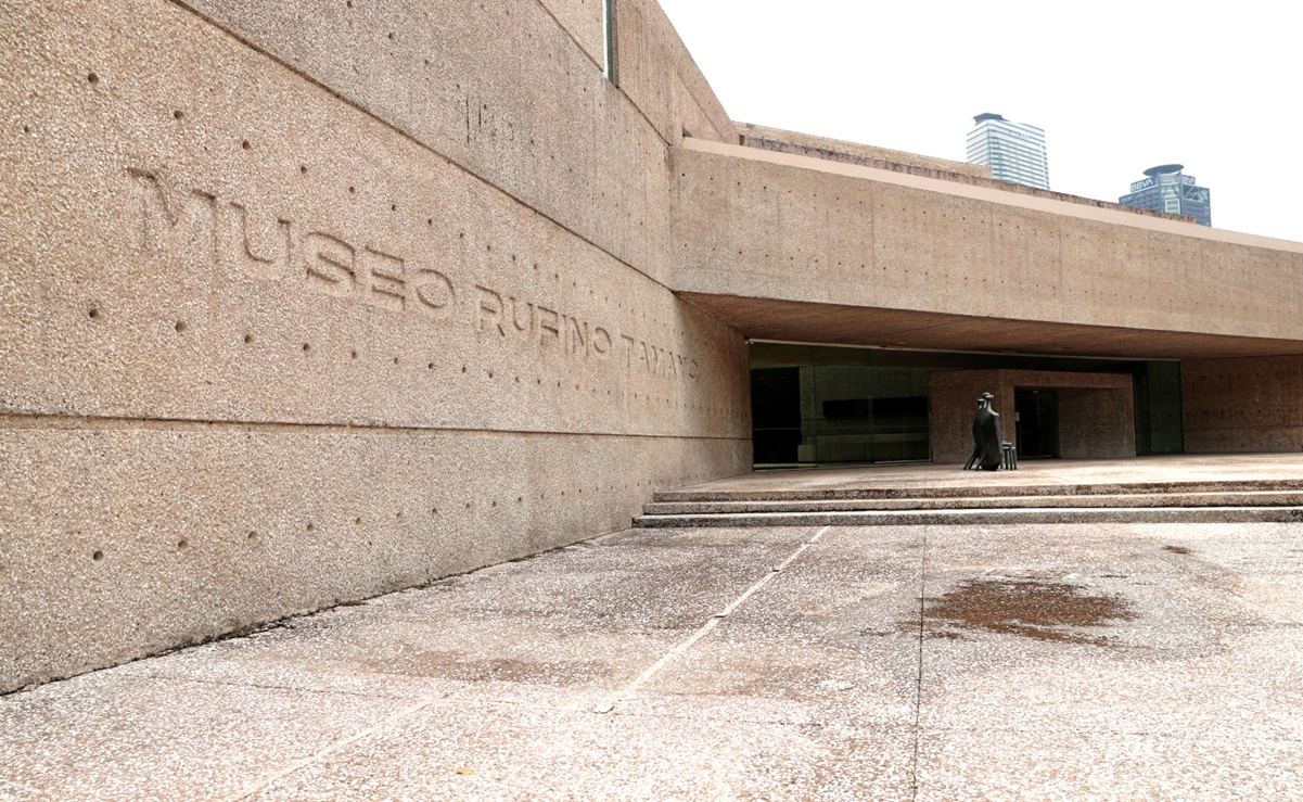 Exigen clausura de la exposición "Casts" y renuncia de la directora del Museo Tamayo por performance con perros