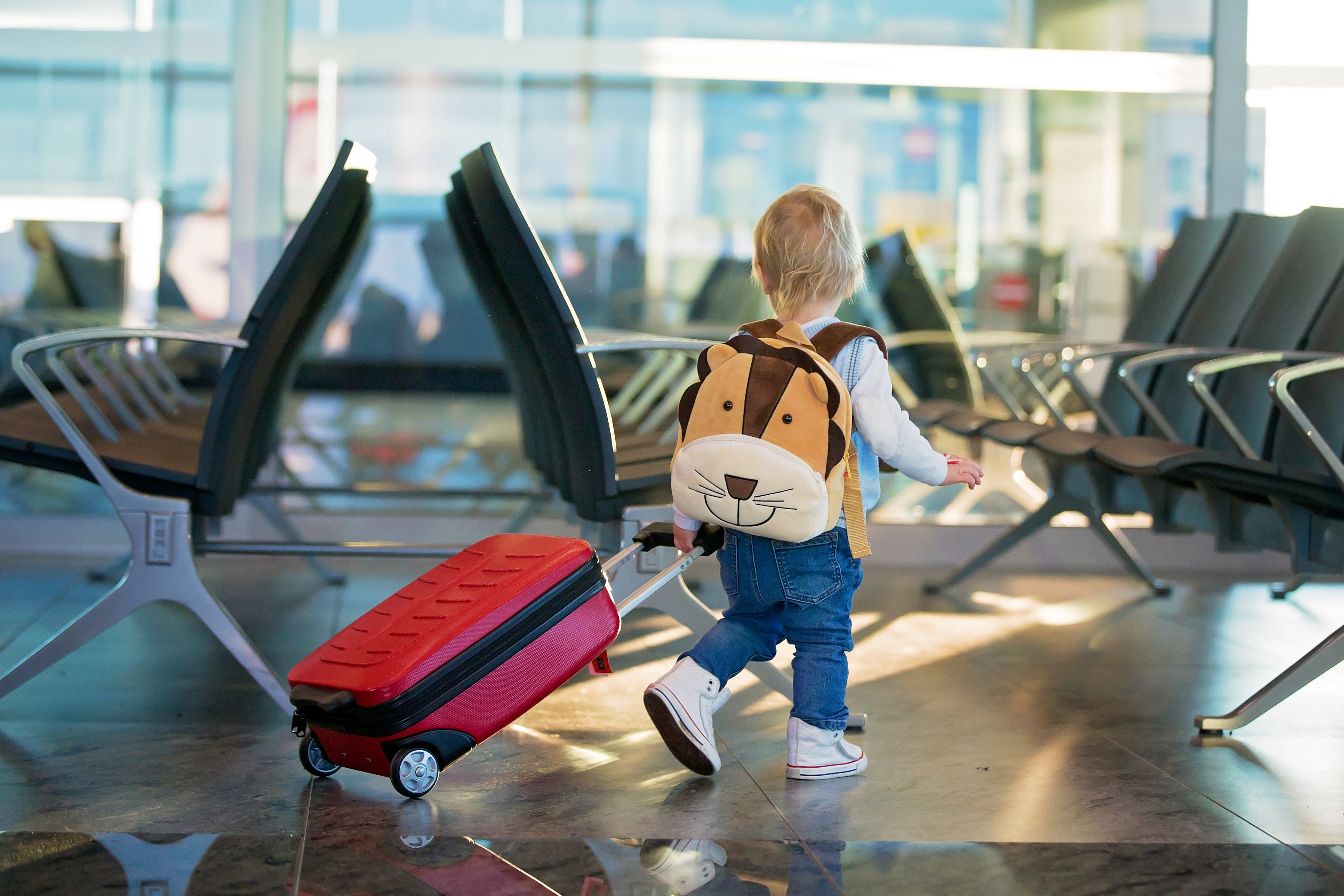 ¿Viajas por primera vez con niños en el avión? Alimentos permitidos, objetos prohibidos y cómo es la inspección