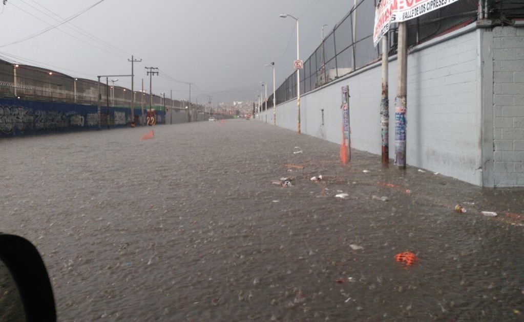 Lluvia con granizo en Tultitlán provoca inundaciones y satura canales de aguas negras