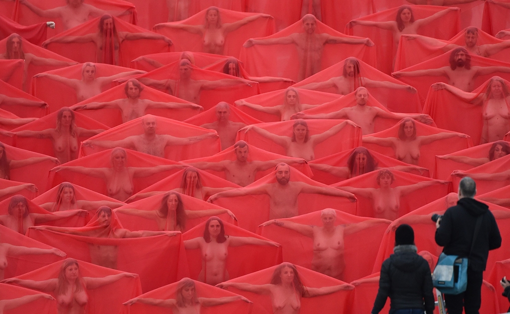 Spencer Tunick desnuda a cerca de 500 personas en Australia