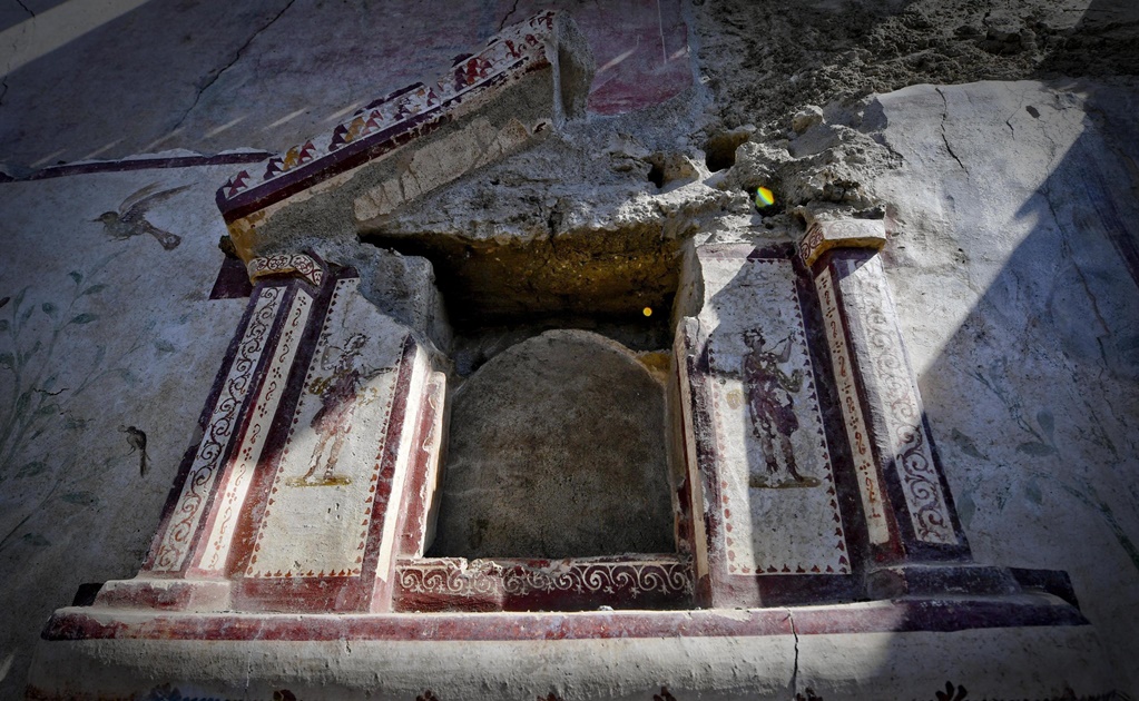 Emerge en Pompeya altar que rendía culto a las divinidades