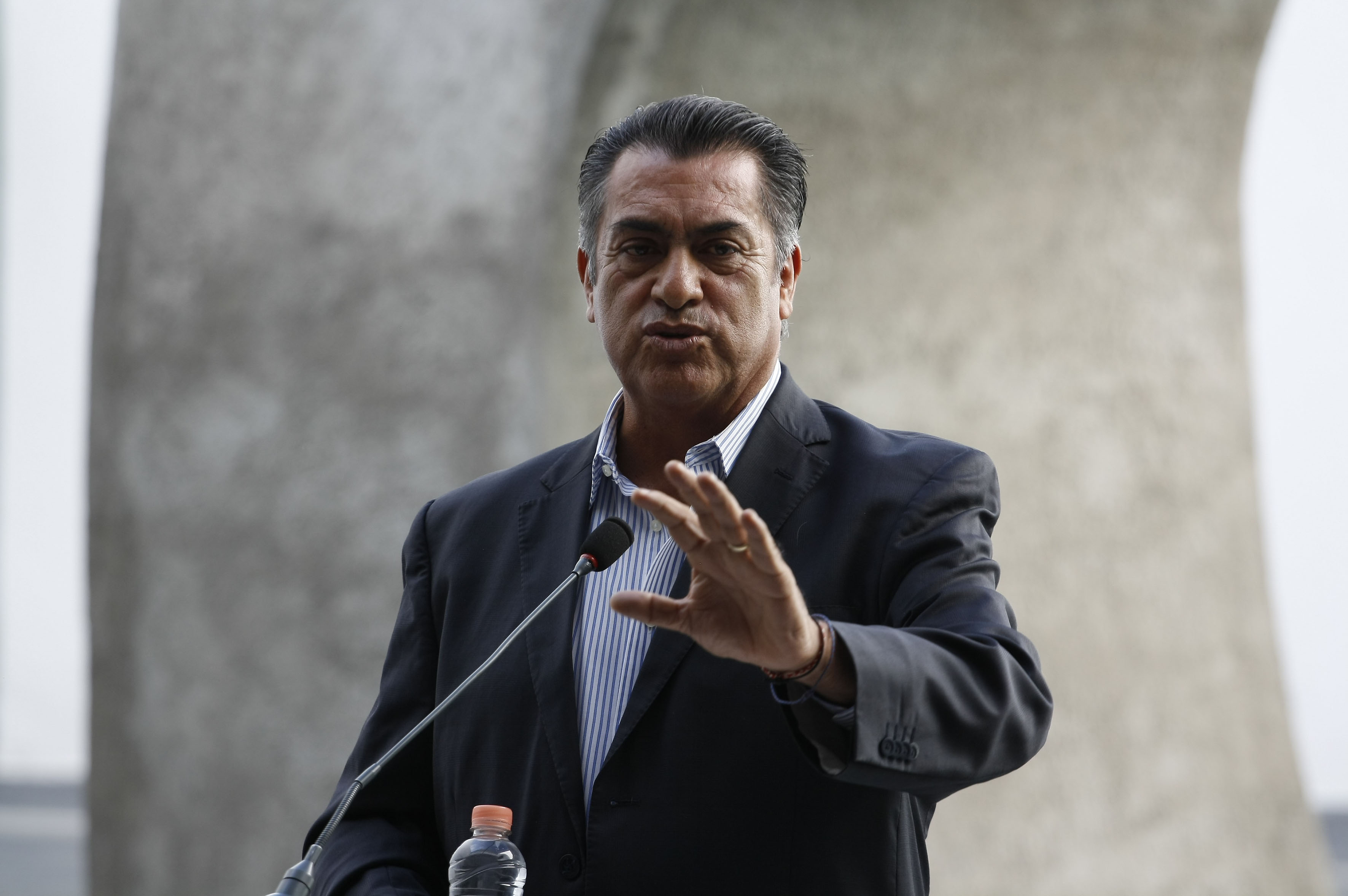 Tras dichos de "El Bronco", dan curso a empleados de NL sobre lenguaje incluyente