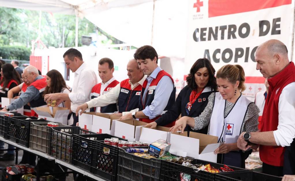 Justin Trudeau arma despensas en la Cruz Roja de Polanco