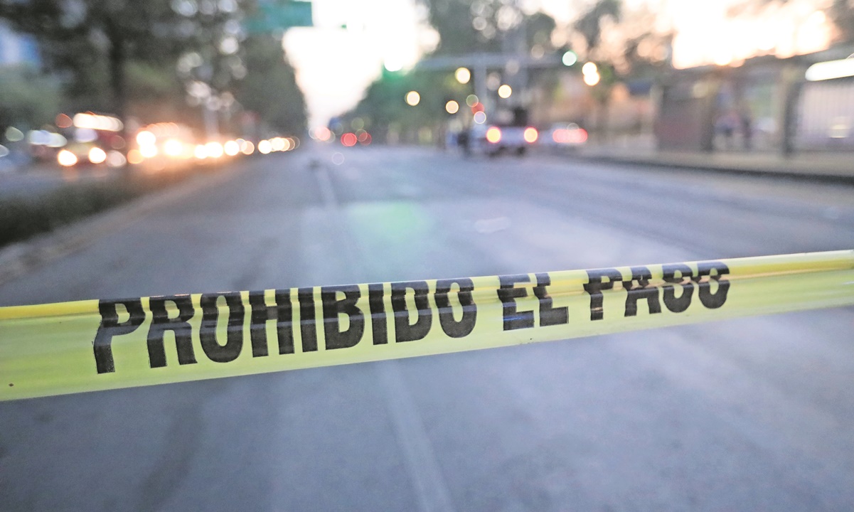 Cuerpo aparece colgado en parque de Tlalnepantla; autoridades ven posible suicidio