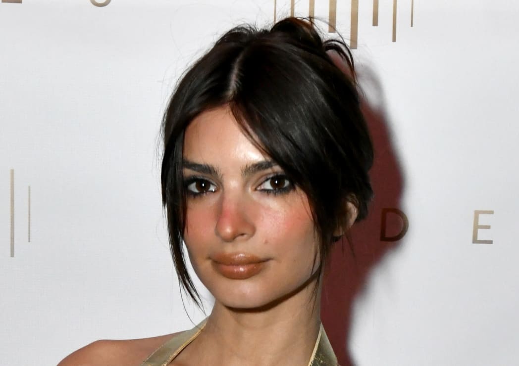 Emily Ratajkowski celebra con el vestido transparente ideal para verano