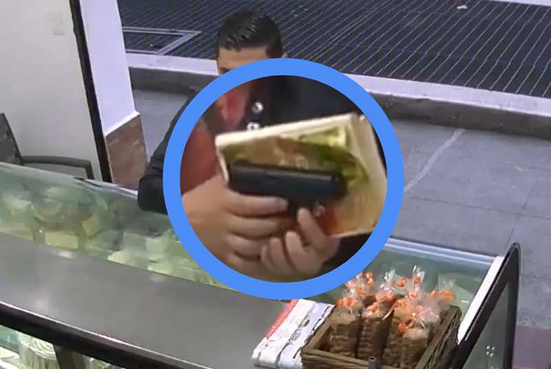 Hombre oculta pistola en libros y asalta pastelería en la colonia Portales