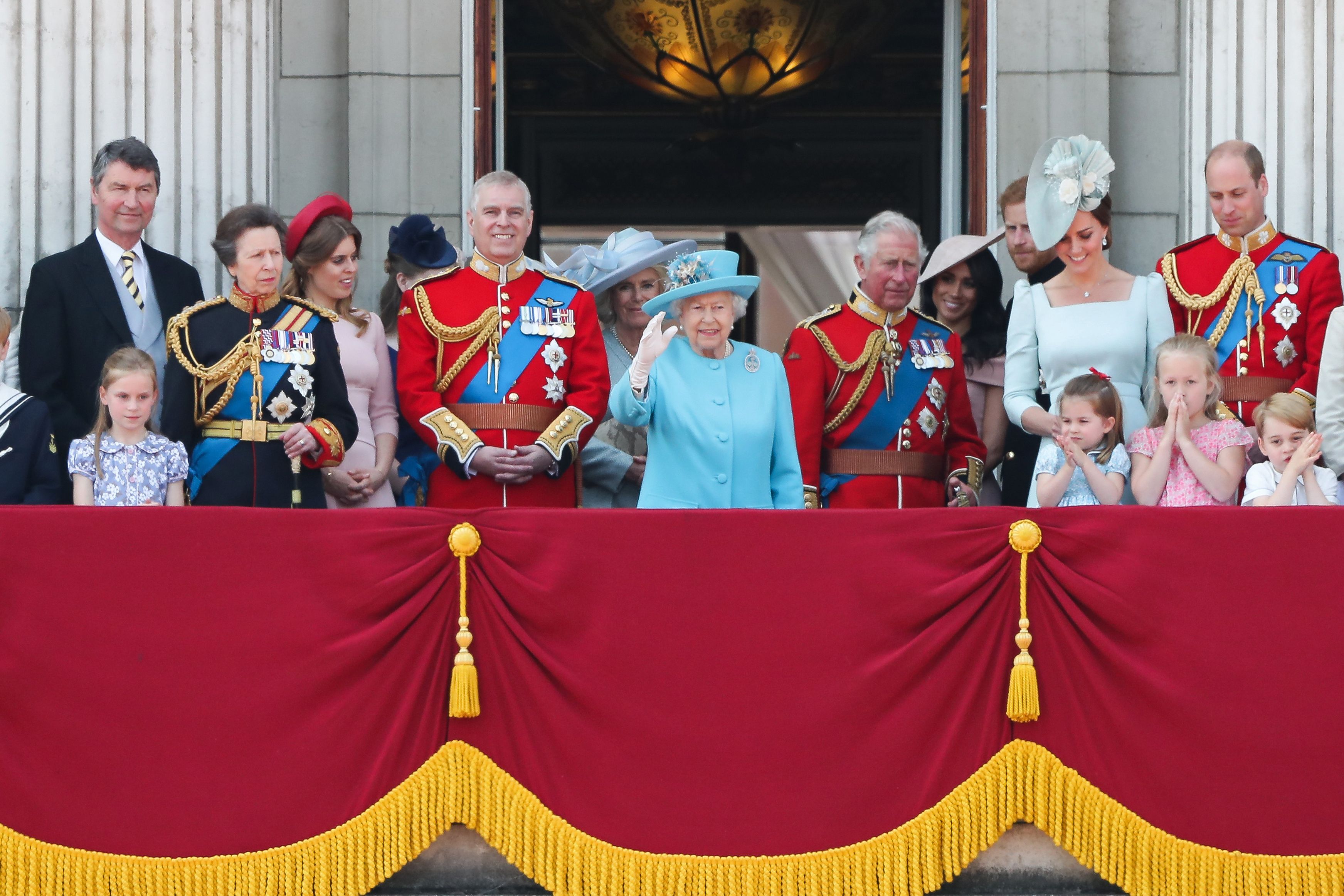 Reina Isabel II disfruta junto a su familia de desfile militar por su cumpleaños
