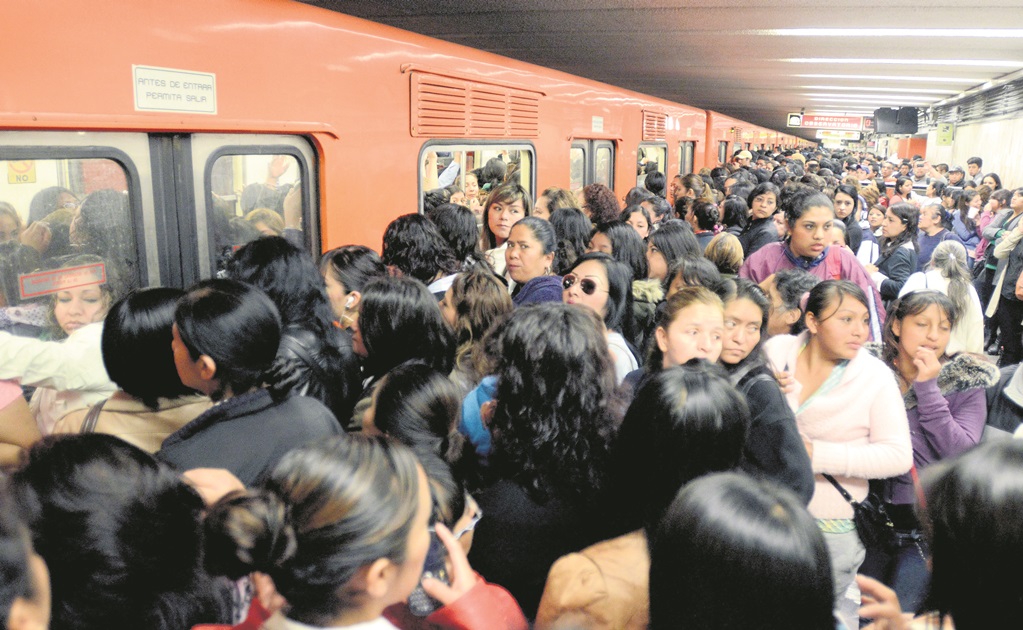 Falla en tren y mochilas atoradas retrasan Línea 7 del Metro