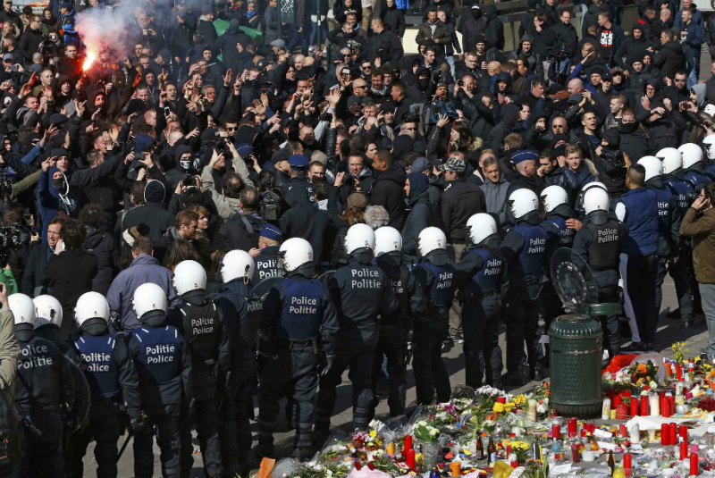 Hooligans chocan con policías en Bruselas