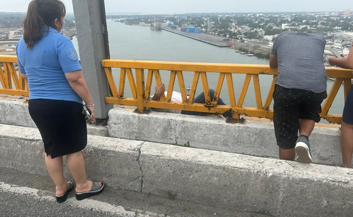 Policías evitan suicidio en el Puente Tampico