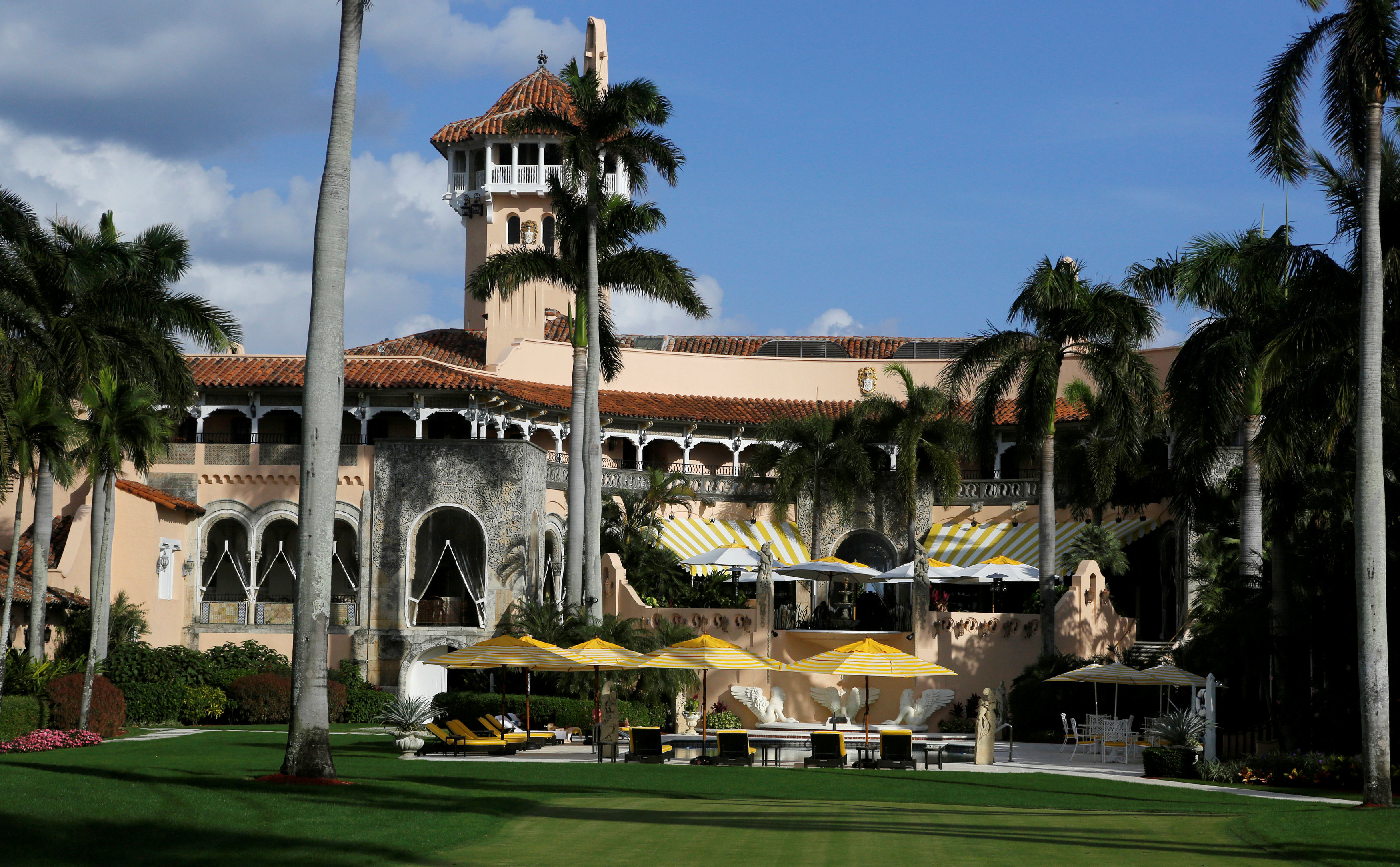 Trump inicia unas soleadas vacaciones navideñas en su club de golf en Florida