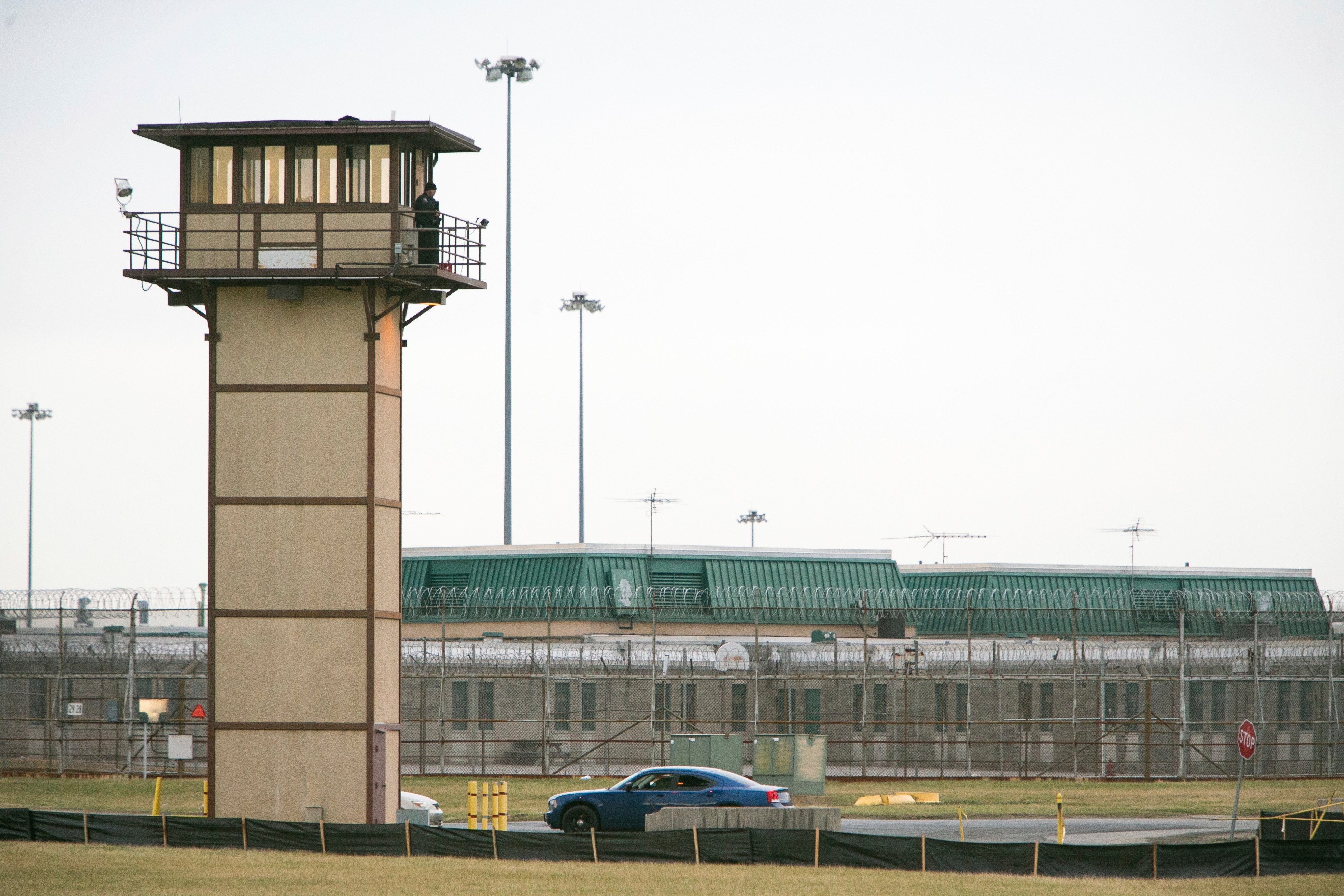 Reos toman como rehenes a guardias en prisión de Delaware