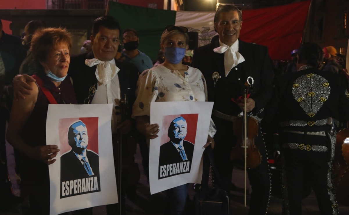 Llevan serenata a AMLO por cumpleaños 67: "que nos dure mil años... y gobierne cien más"