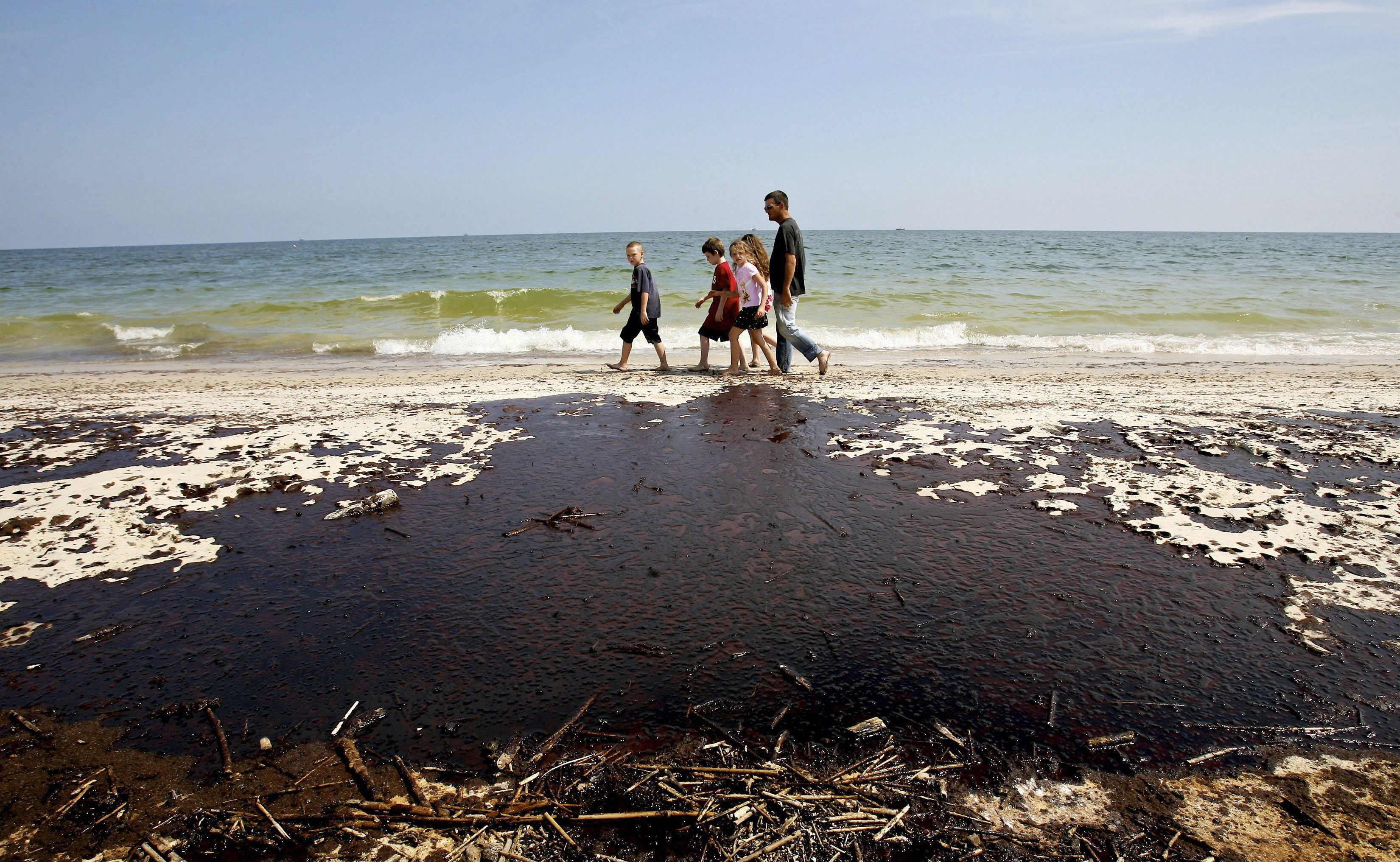 Investigan bacterias que degraden derrames de petróleo