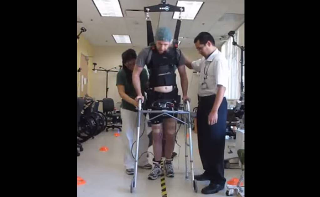 Joven parapléjico logra caminar gracias a su cerebro