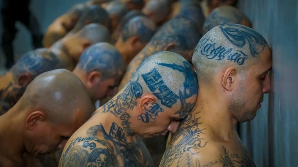 Las impresionantes imágenes del traslado de presos a megacárcel de El Salvador