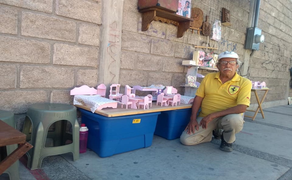 Artesano nayarita conmueve en redes sociales con sus juguetes de madera
