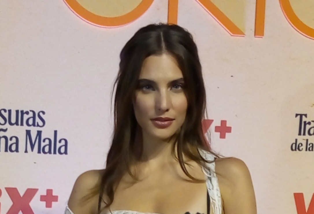 Macarena Achaga, novia de Juanpa Zurita, con atrevido vestido en el estreno de nueva serie