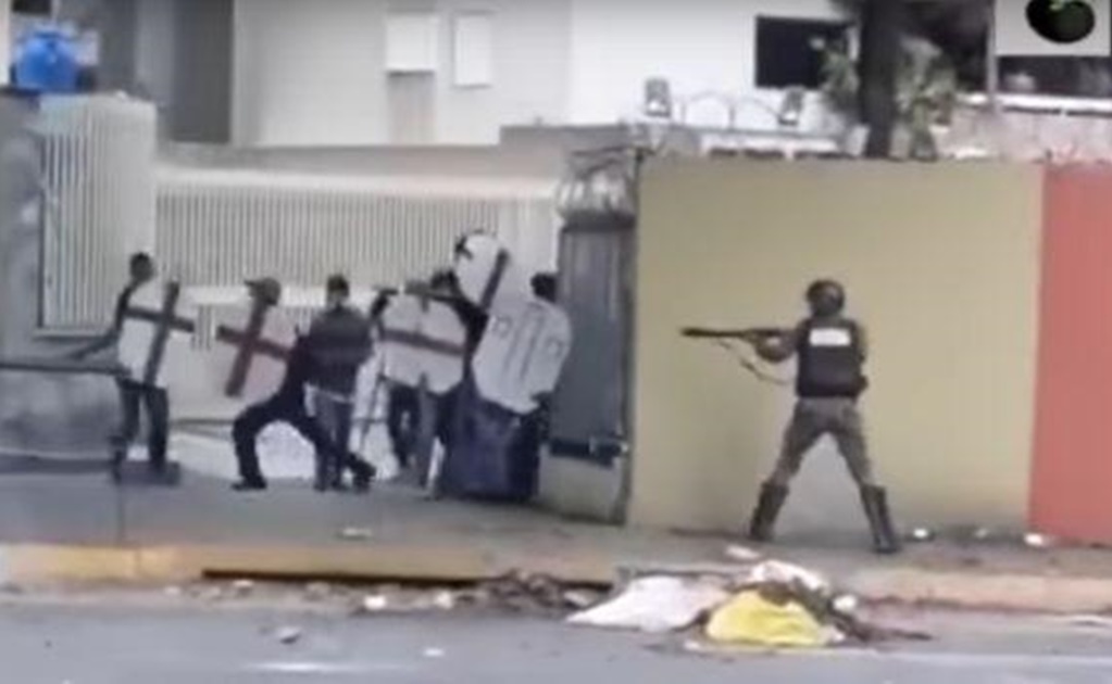 Video. Militares se enfrentan a manifestantes en Venezuela