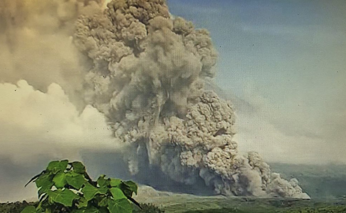 Desalojan a unas 2 mil personas por erupción de volcán Semeru en Indonesia