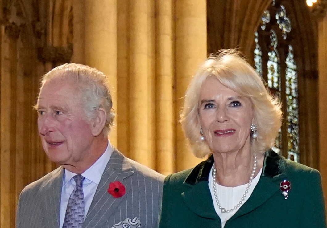 El rey Carlos III y Camila son atacados con huevos por manifestante