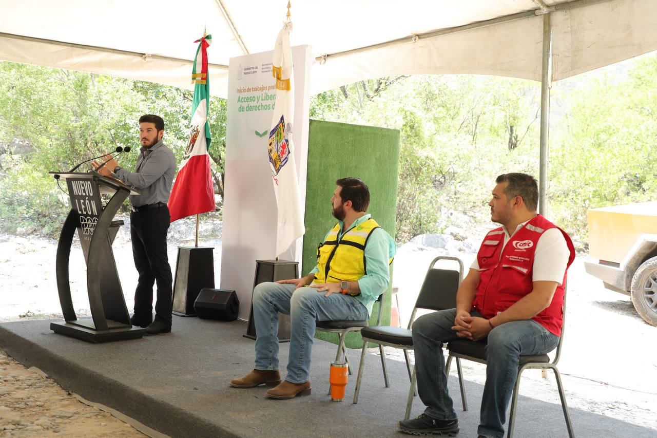 Samuel García supervisa el arranque de trabajos de la carretera interserrana