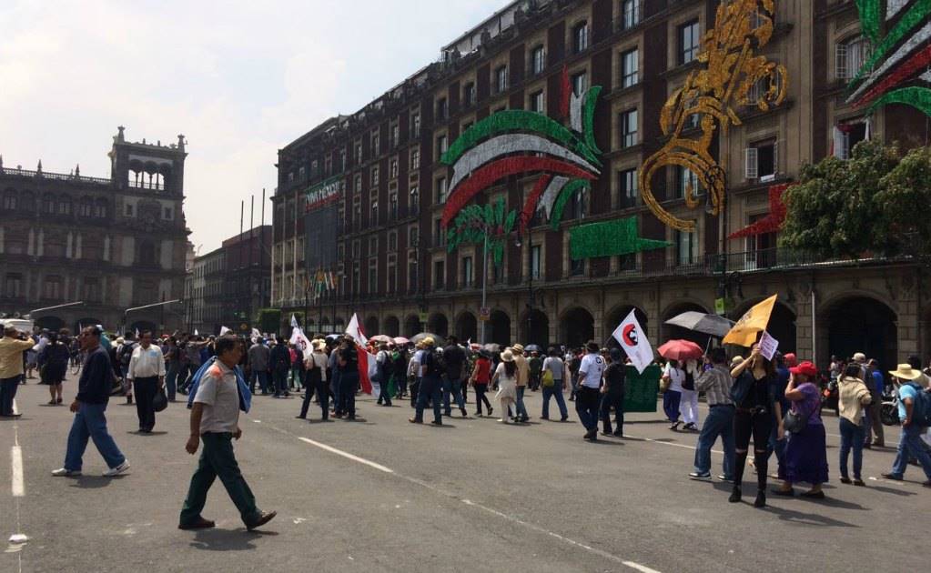 Marcha por el 2 de Octubre ingresa al Zócalo