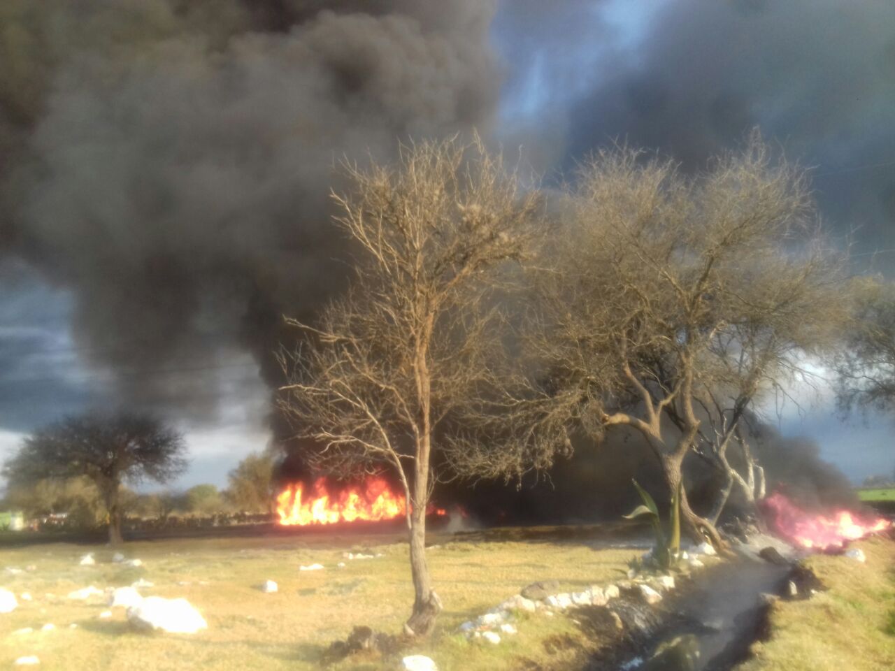 Controlan incendio en ducto de Pemex en Hidalgo