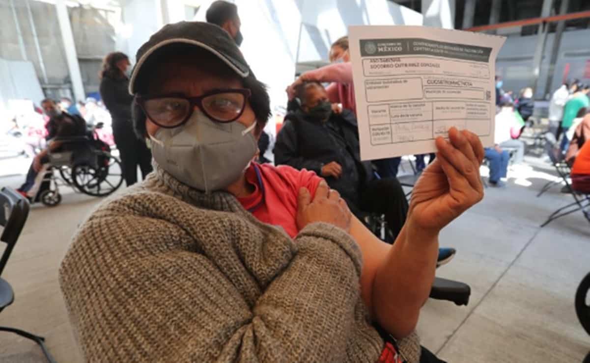 "Me da emoción poder recibir la vacuna", dicen adultos tras dosis de refuerzo contra Covid en Toluca