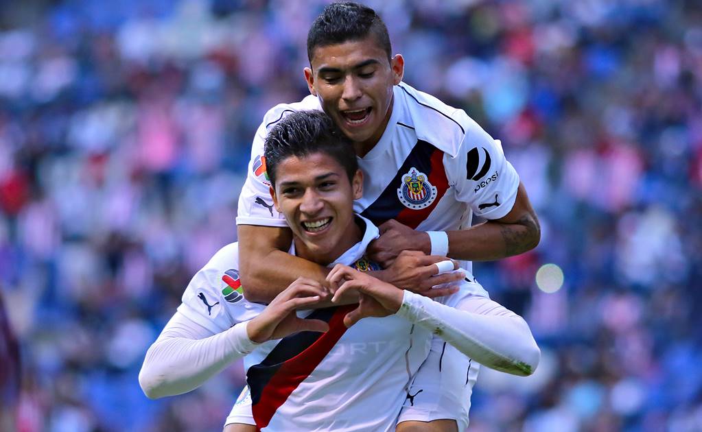 Chivas mantiene buen paso con triunfo en Puebla