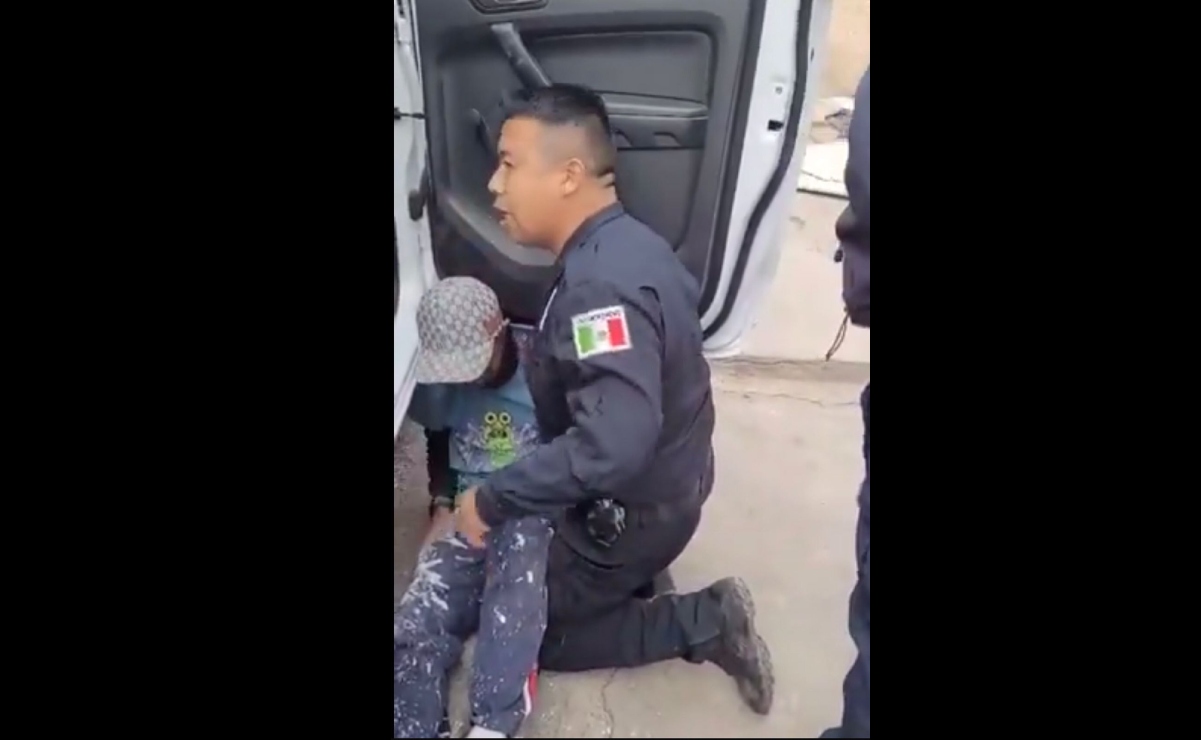 VIDEO: Captan a policías sometiendo a menor en Naucalpan; oficiales ya son investigados