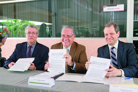 Reciben estudiantes de la UTEQ herramienta tecnológica de firma