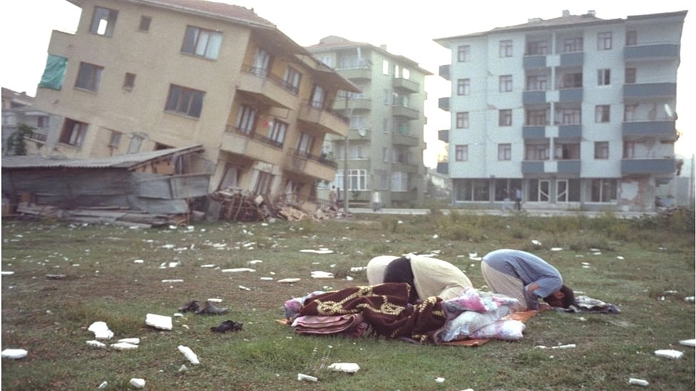 Cómo fue el terremoto de 1999 en Turquía y por qué el país “no aprendió la lección” de esa catástrofe