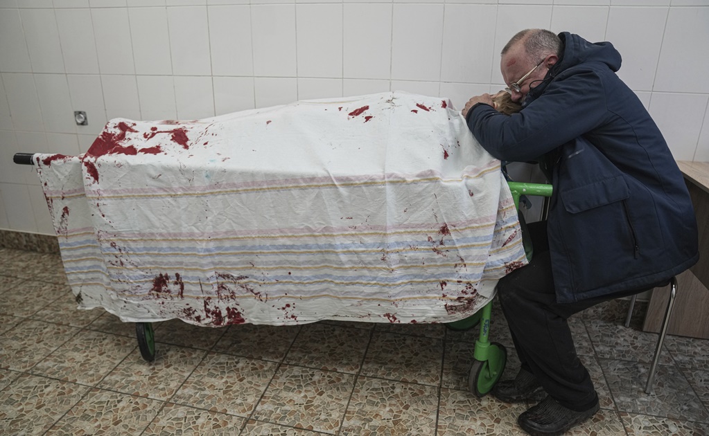 “Mi hijito": padre llora ante el cadáver de su hijo en Ucrania