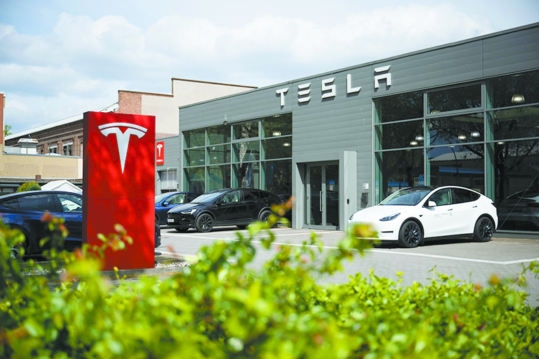 Renuncia alto directivo de Tesla tras críticas a la empresa por centenares de despidos