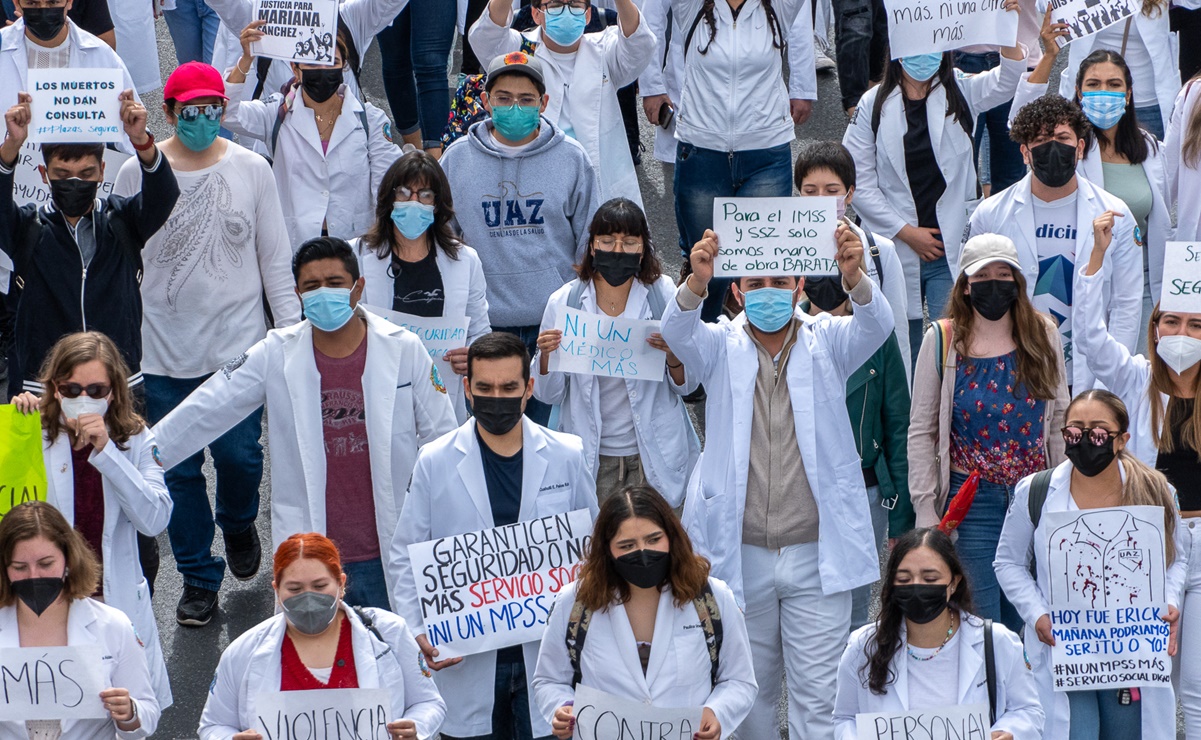 Marchan pasantes de medicina en Zacatecas para exigir condiciones de seguridad en el servicio social