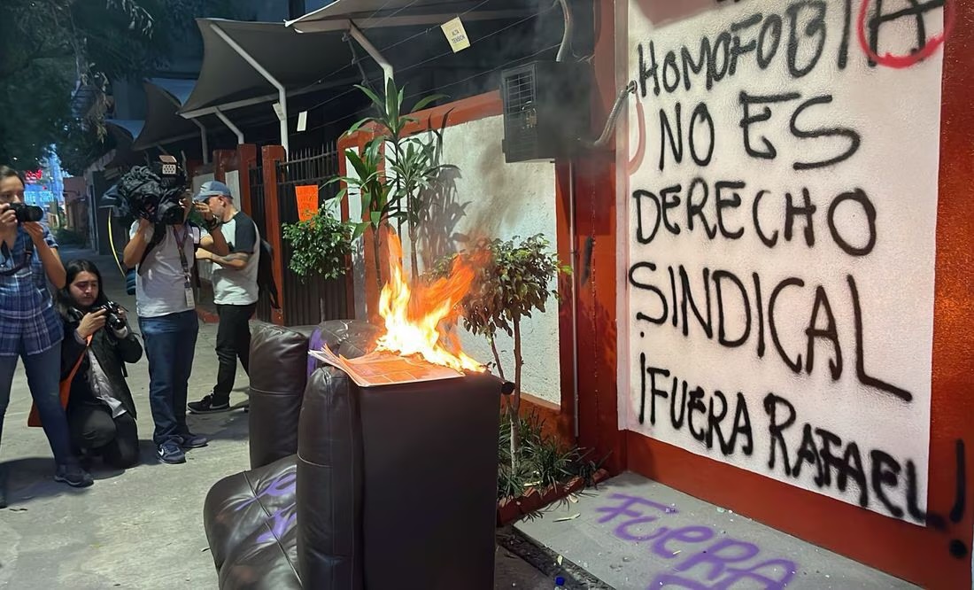 FOTOS: Activistas LGBT vandalizan oficinas del Sindicato del Infonavit