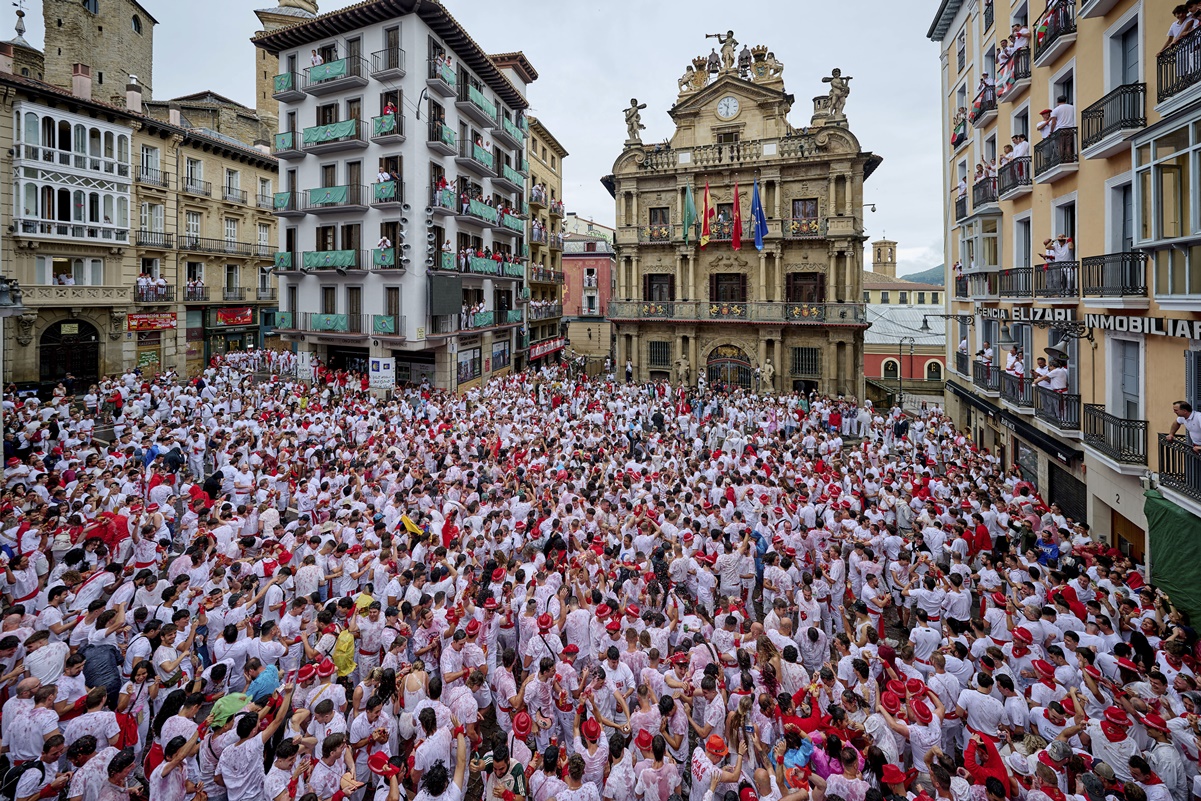 VIDEO: El "chupinazo" da inicio a las fiestas de San Fermín en Pamplona