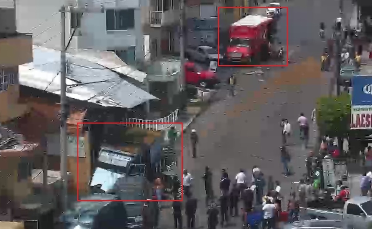 VIDEO: Camión se queda sin frenos y embiste cinco vehículos en Huixquilucan, Edomex