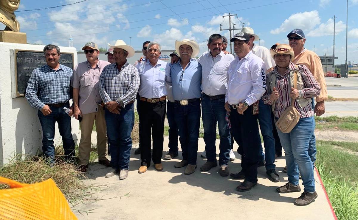 Productores de sorgo se manifiestan en el Puente Internacional Reynosa-Pharr; piden recursos monetarios  