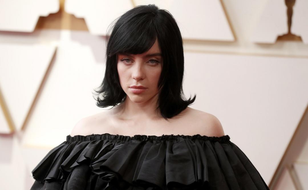 Billie Eilish asegura que es "doloroso" convertirse en un personaje famoso