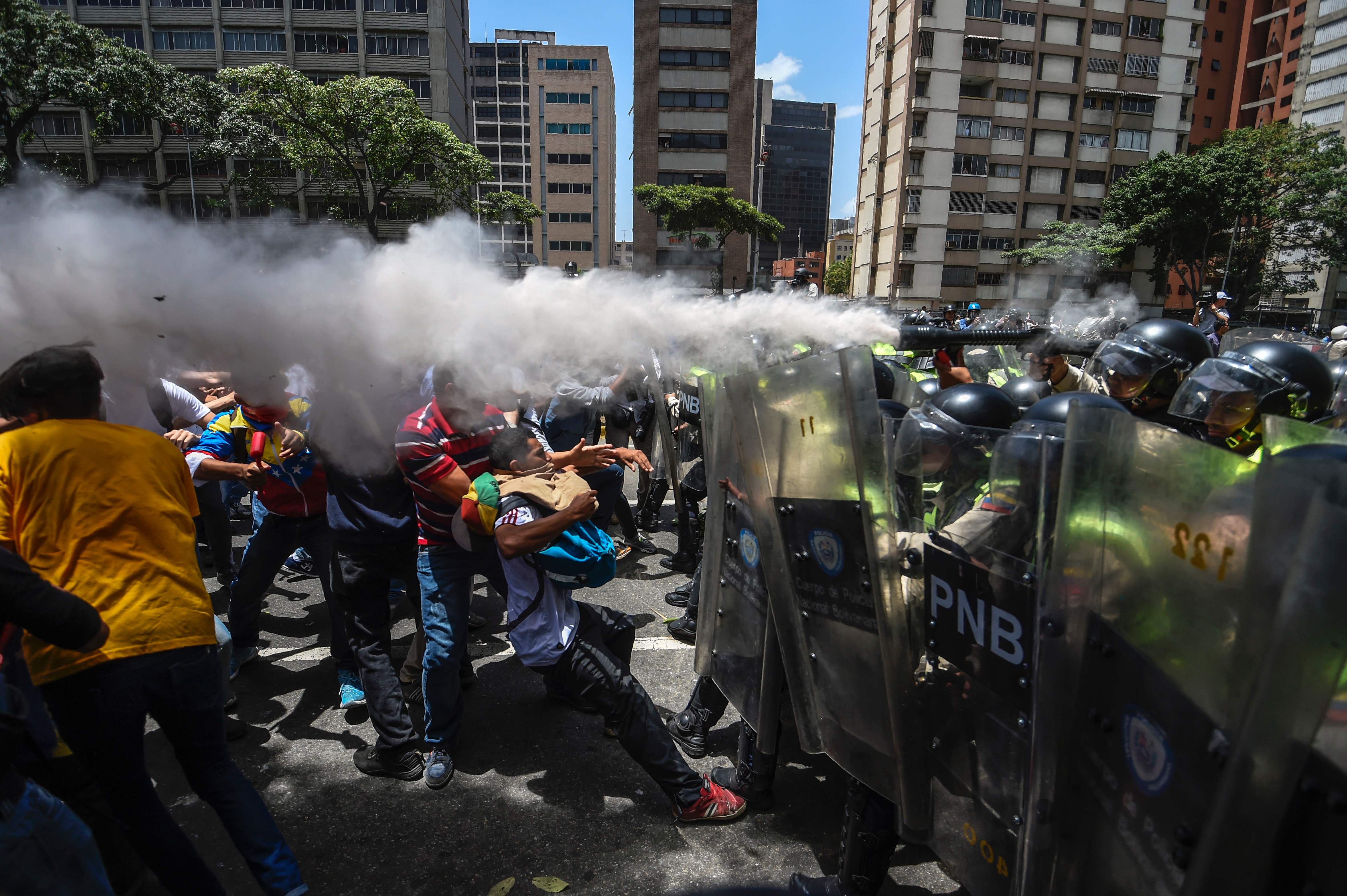 Opositores y fuerzas de seguridad chocan durante marcha en Venezuela
